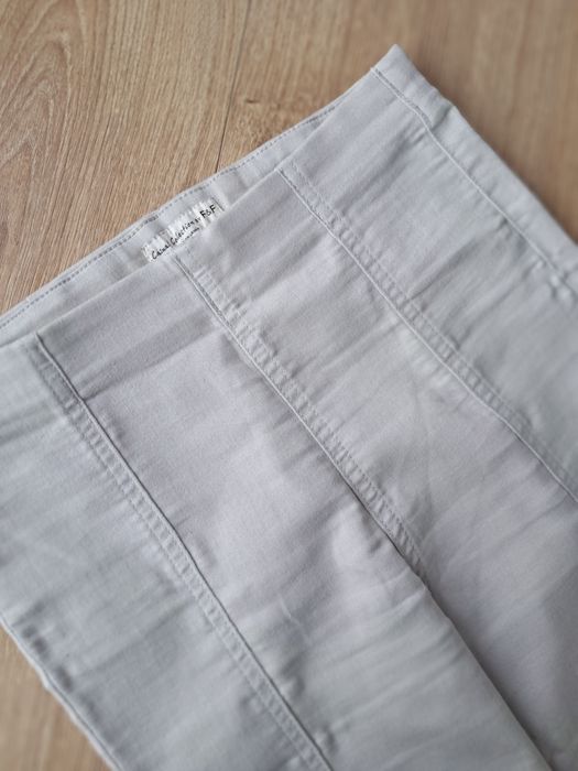 Kremowe spodnie na lato