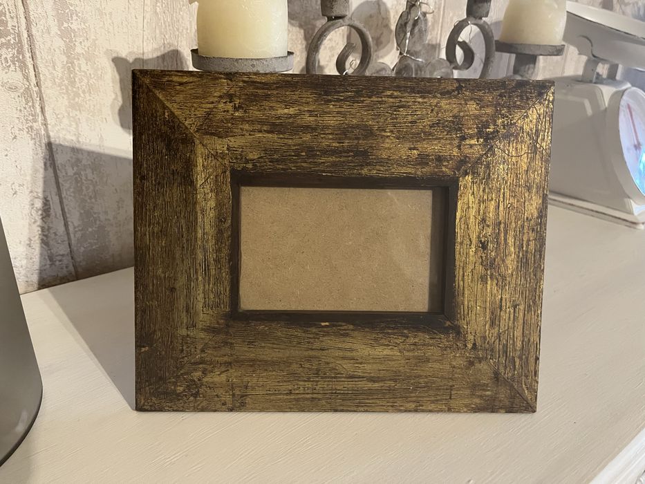 Moldura com aplicação de folha de ouro