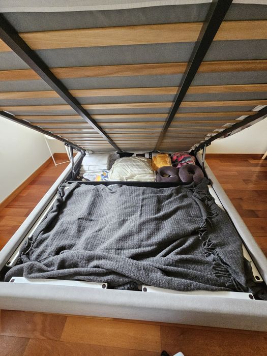 Cama com estrado elevatório