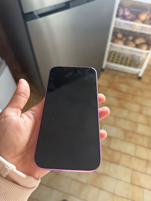 iPhone 16 128GB rosa, bateria 92%. Tudo funciona perfeitamente, incluindo Face ID. Tem apenas um trincado no ecrã. 380€ negociável