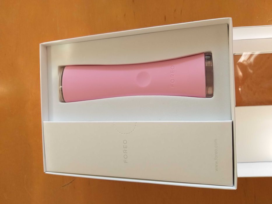 FOREO ESPADA urządzenie z niebieskim światłem do walki trądzikiem