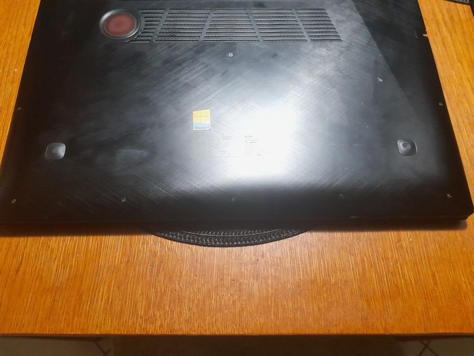 2 Laptopy z matrycami dotykowymi.