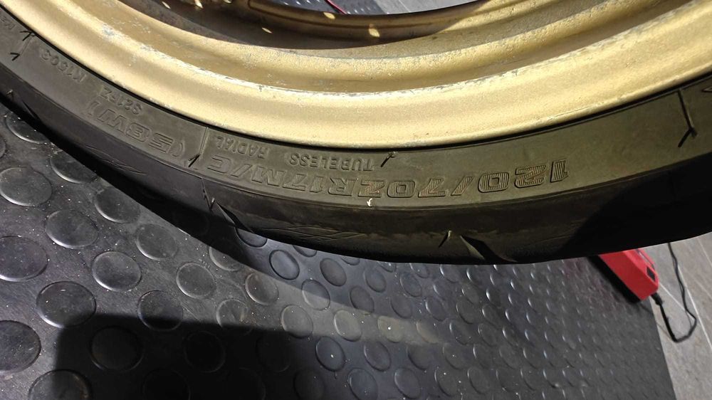 Jogo Pneus 190/50 e 120/70,  17" - Bridgestone S21
