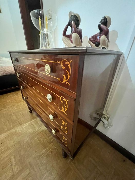 Cómoda Clássica com Marchetaria – Elegância e Arrumação