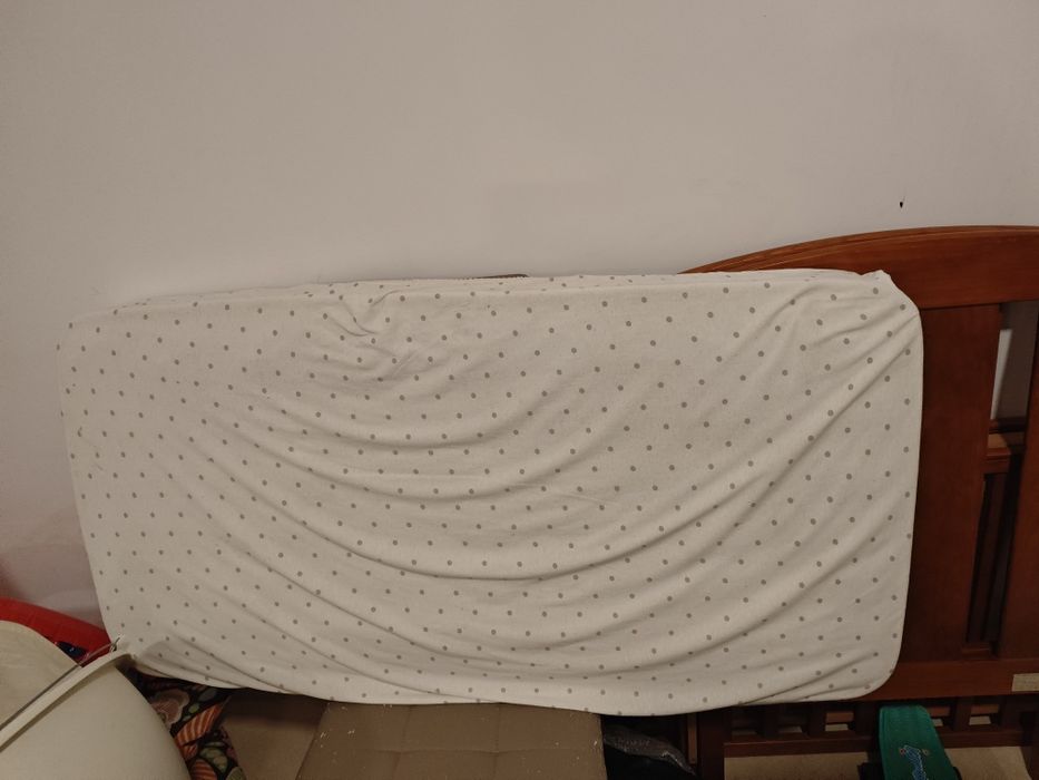 Cama do bebé em boas condições