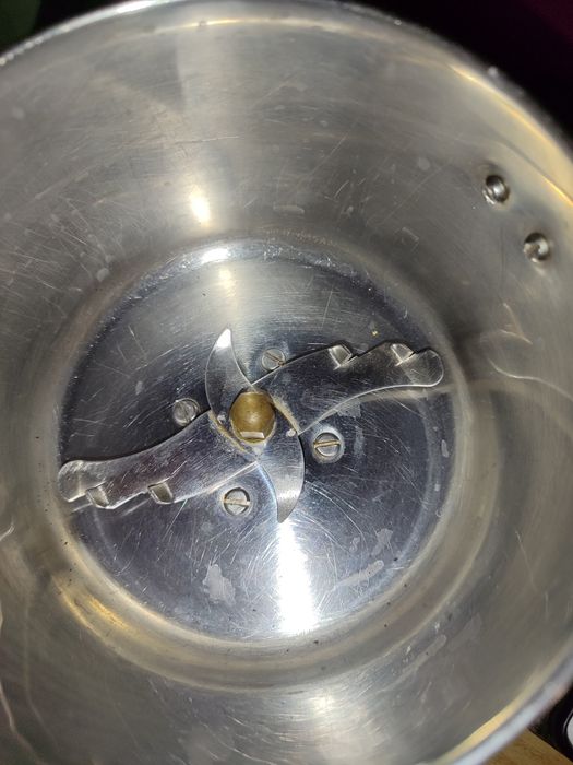 Блендером або міксером.