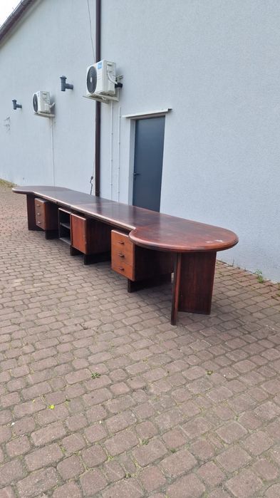 Meble biurowe drewniane.