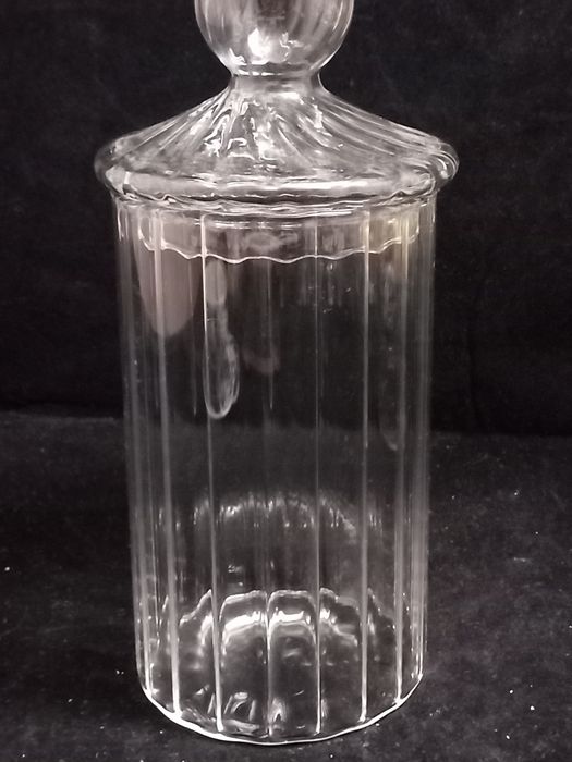 Bomboneira antiga em cristal muito fino