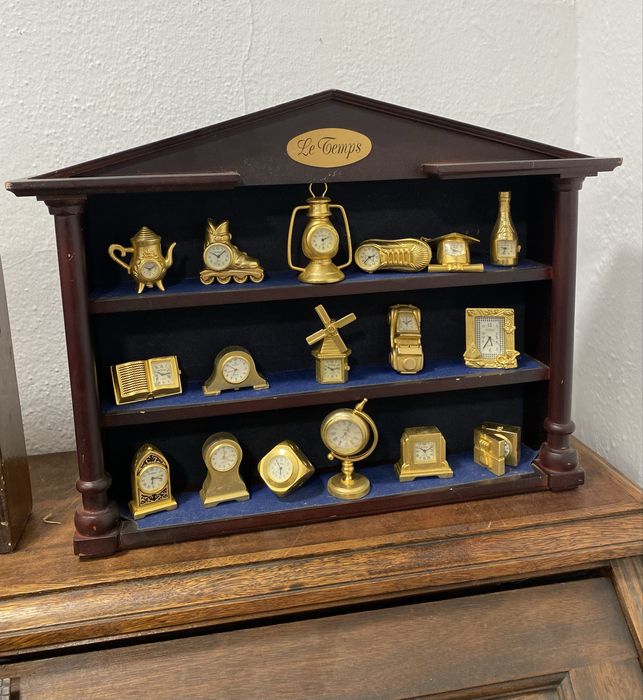 Coleções de varios relógios miniaturas