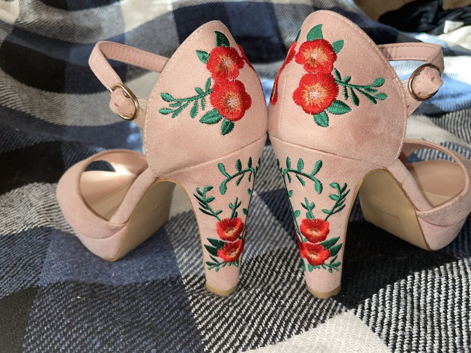 Босоніжки жіночі на підборах. Туфлі . З вишивкою Shoes Camellia бежеві