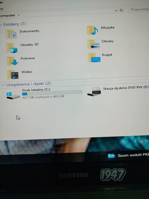 Komputer stacjonarny z dwoma monitorami