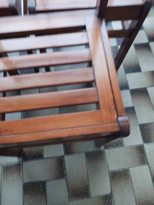 Três cadeiras em madeira para sala ou cozinha