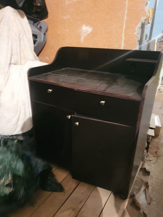 Комод деревяный ,влагоустойчивый .