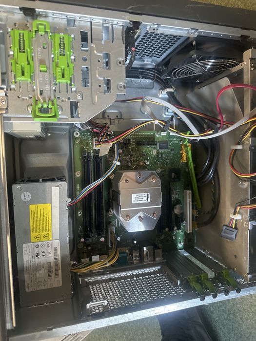 Dwa komputery stacjonarne, dwa monitory, skaner, drukarka + ejndows