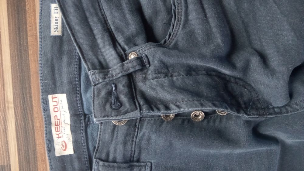 Spodnie firmowe KEEP OUT L