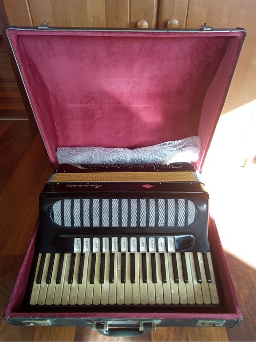 Akordeon marki Renelli