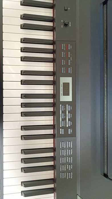Piano Thomann DP-26 com extras