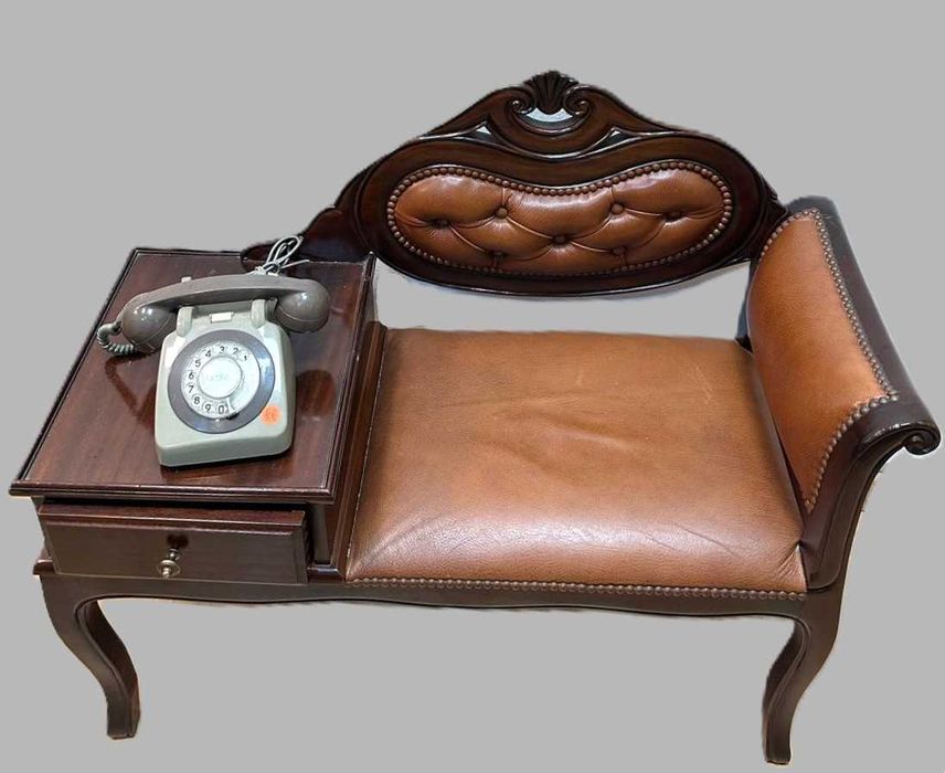 Banco de telefone classico em mogno