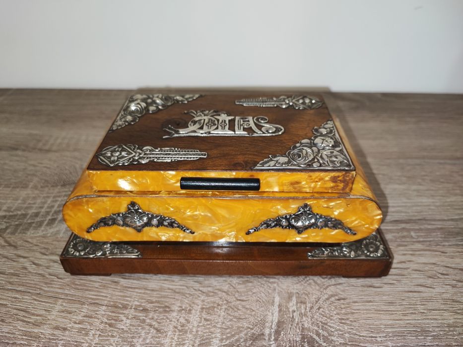 Caixa para jóias com vários detalhes em Prata