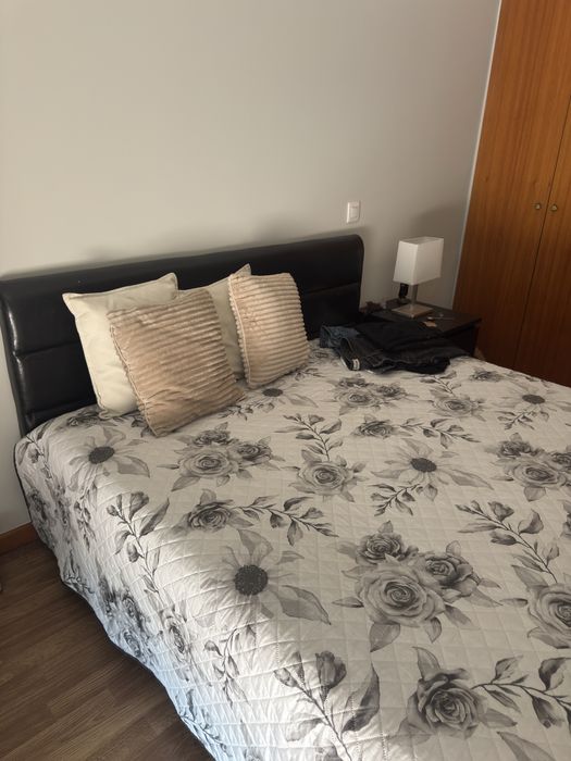 Cama + Colchão + Mesa de Cabeceira