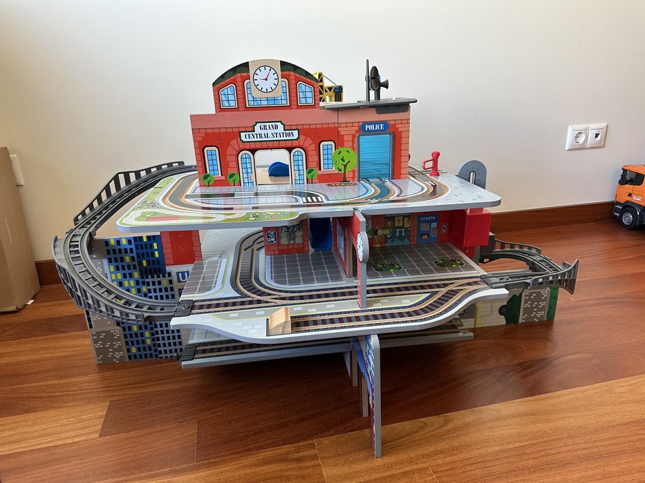 Pista comboios, grua, lavagem de carros e carrinhos