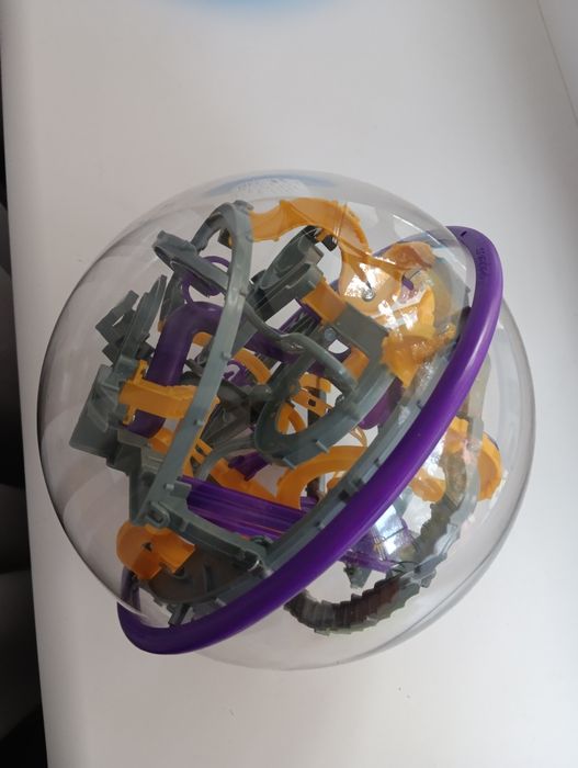 Лабіринт - головоломка Perplexus.