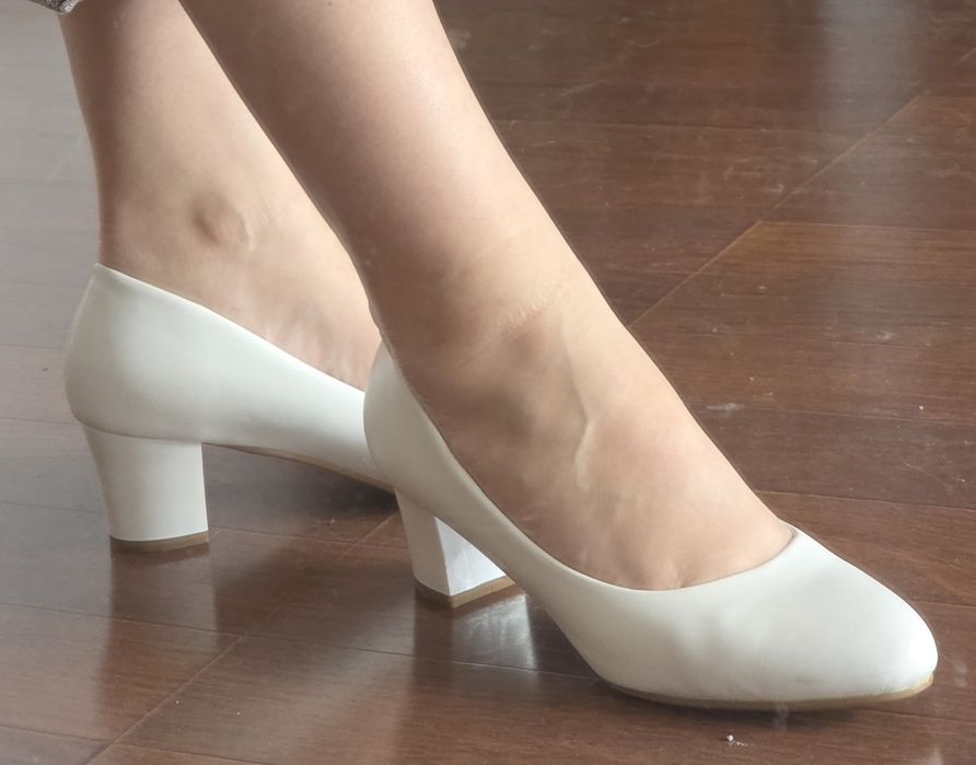 Sapatos brancos de salto