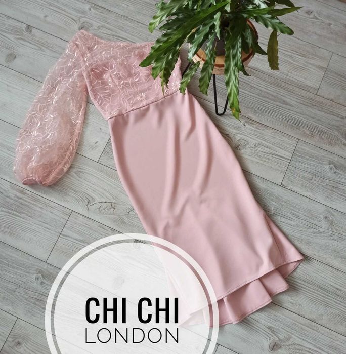 Chi Chi London pudrowo różowa sukienka midi z koronką elegancka