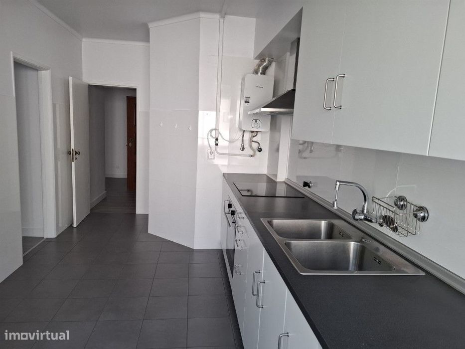 Apartamento de 3 assoalhadas remodelado junto à 'Igreja da Ramada'