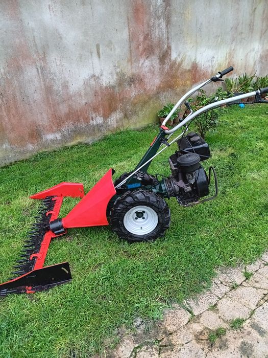 Gadanheira de pente.   Ceifeira  com motor.   Cotieeme