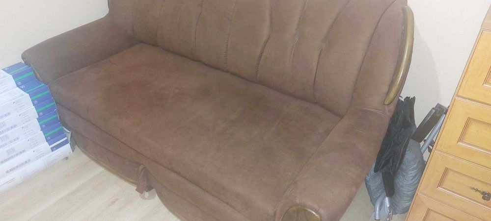 Sofa z funkcją spania i pojemnikiem na pościel
