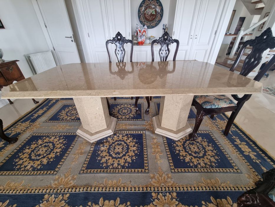 Mesa de jantar em pedra liós