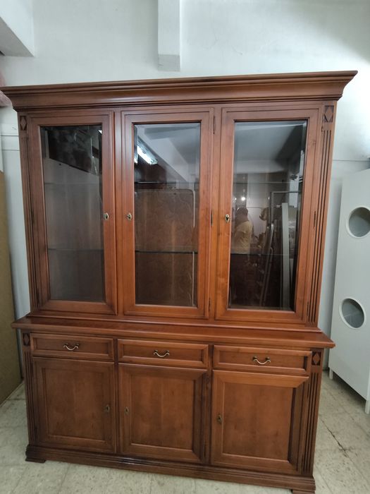 Cristaleira em madeira cerejeira. ( Impecável)