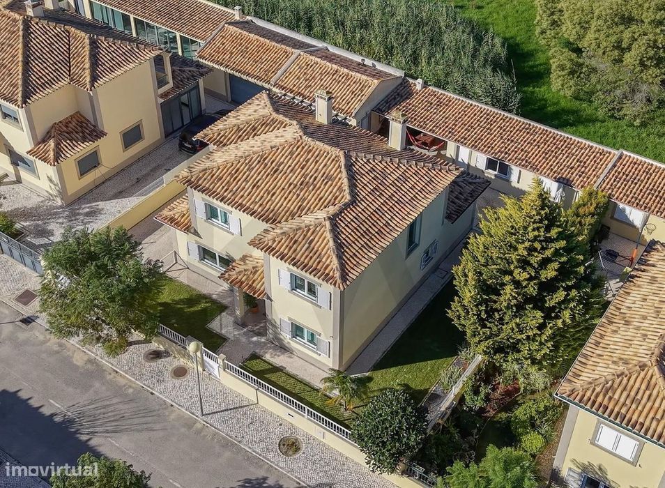 Moradia de Sonho em Condomínio Fechado – Azeitão – O Seu Refúgio de Fa