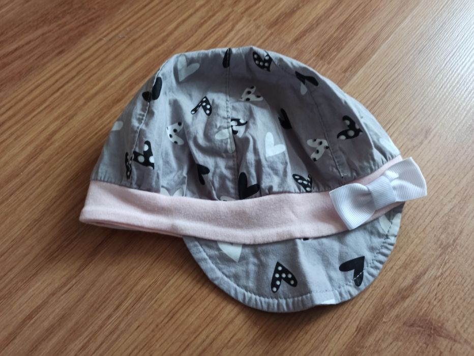 Wiosenna czapeczka 50 szara w serduszka