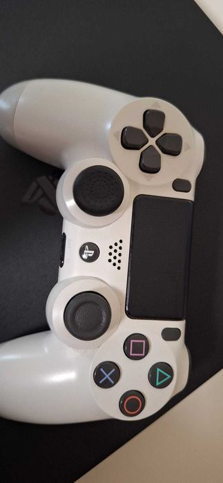 PS4 Slim 1TB + 2 comandos Sony + 6 jogos