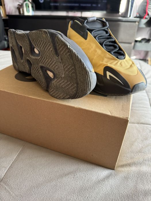 Yeezy 700 MNVN Honeyflu