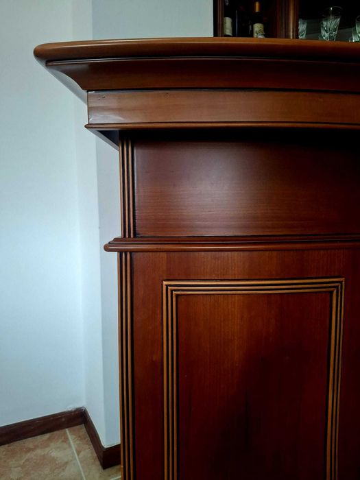 Móvel Bar de Canto em Madeira Maciça de Cerejeira – Estilo Clássico