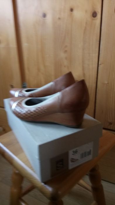 Skórzane buty na niskiej koturnie