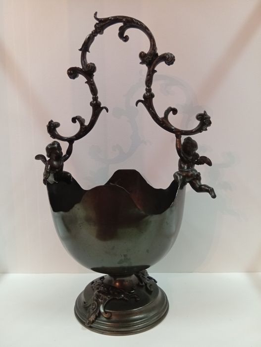 Balde em bronze com aspressorio