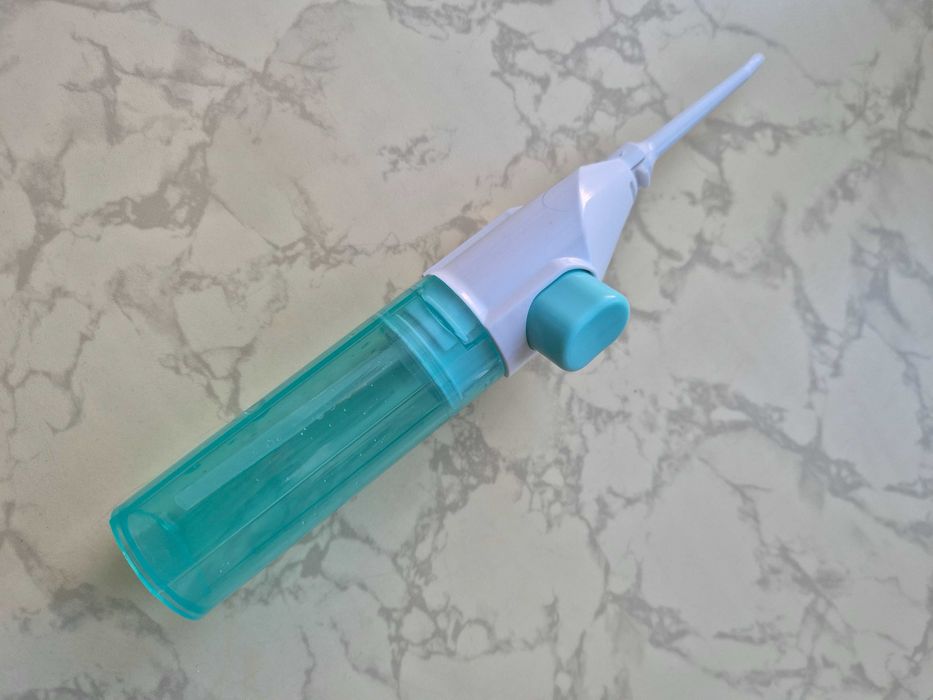 Домашній портативний іригатор для ротової порожнини.