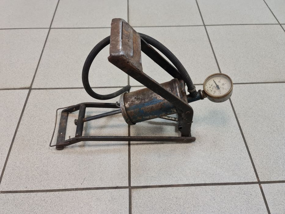 Pompka nożna z dawnych lat