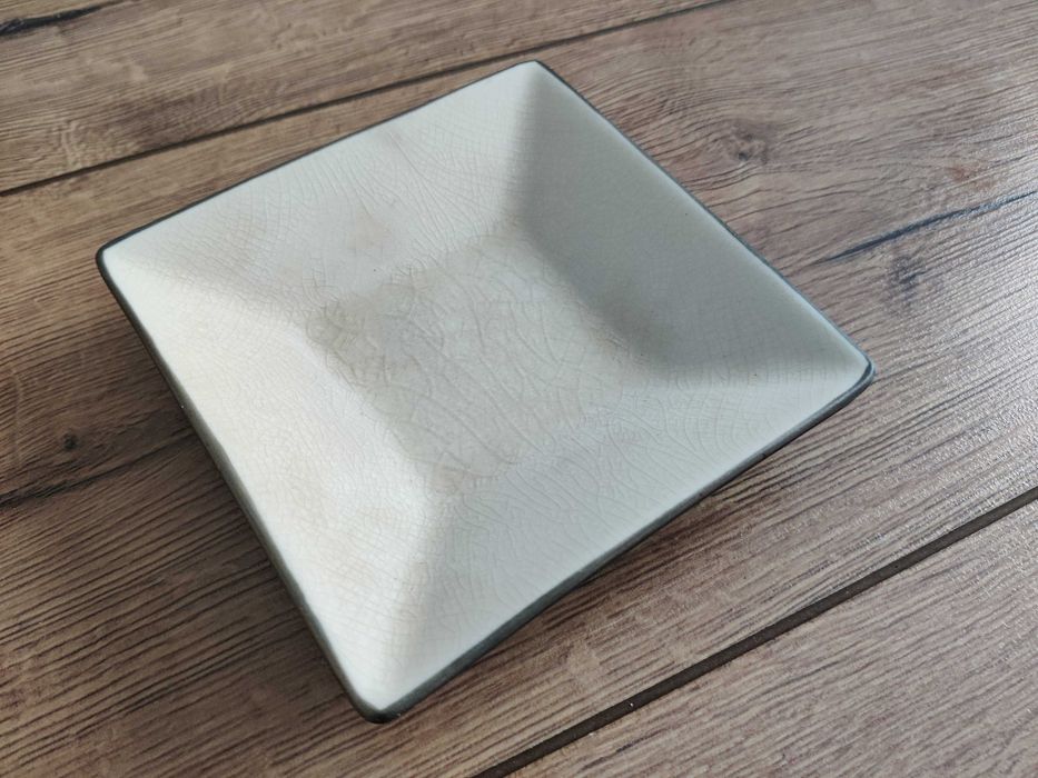 Ceramiczny spodek podstawka dekoracyjny talerzyk
