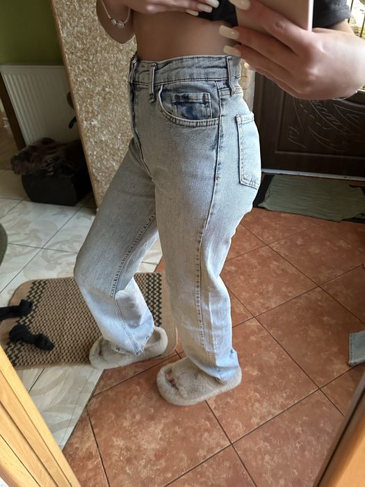 Джинси блакитні.