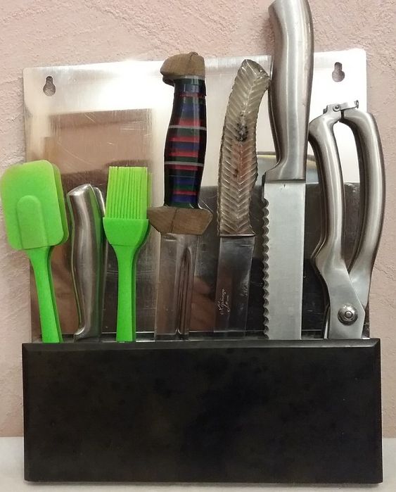 Полочка, подставка для ножей на кухню.