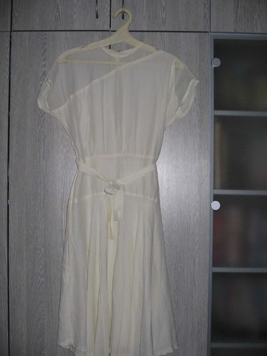 Белое платье с сеточкой на груди и широкой юбкой