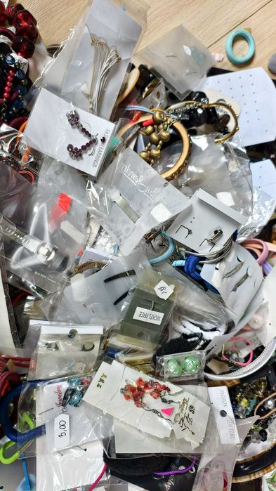 Pudło 6: Mix biżuterii i ozdób do włosów – gumki, klamry, pierścionki dziecięce itd...