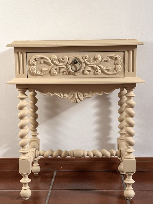 Mesa de cabeceira vintage em madeira maciça restaurada