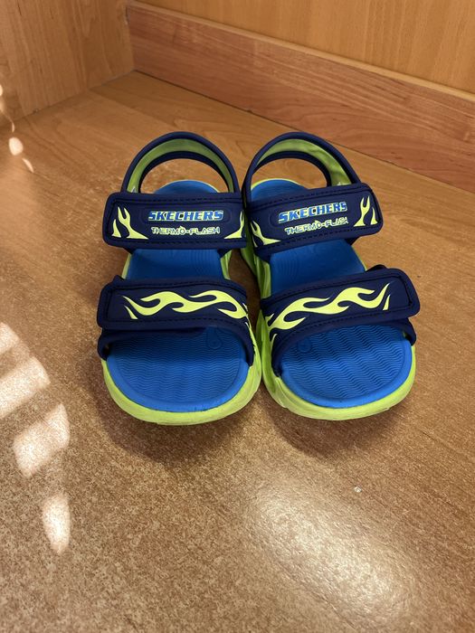 Продам сандалі Skechers 33,5