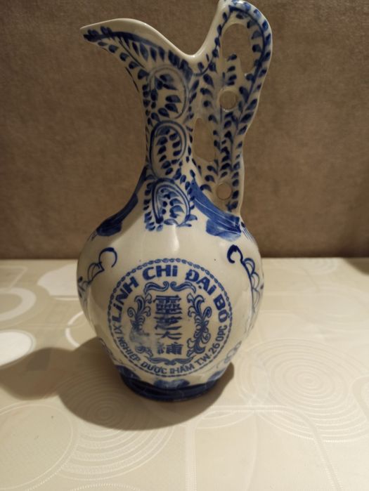 Фарфоровый кувшин